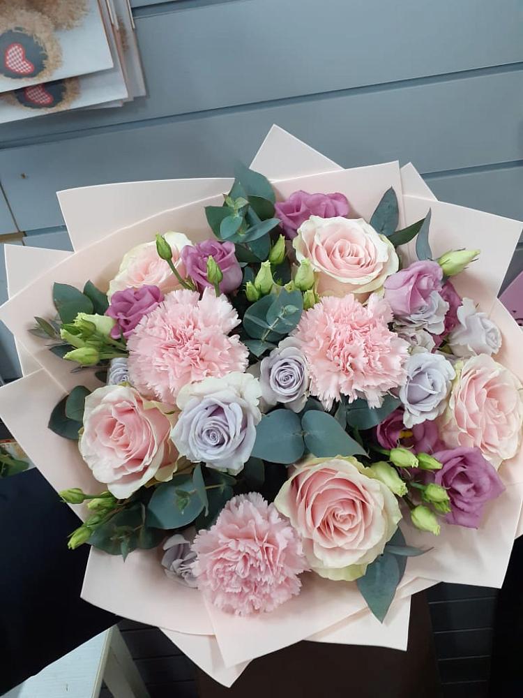 Букет цветов из: Розы, Гвоздики и Лизиантусы в Троицком Воронежской области