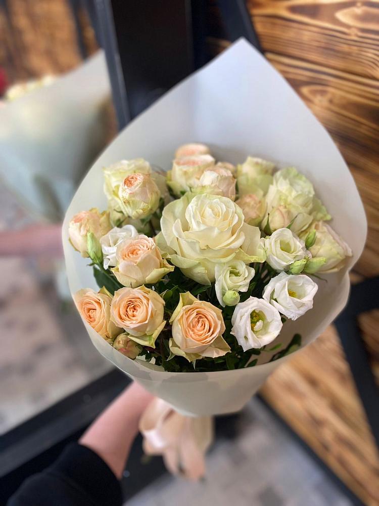 Букет цветов из: Розы и Лизиантусы в Троицком Воронежской области